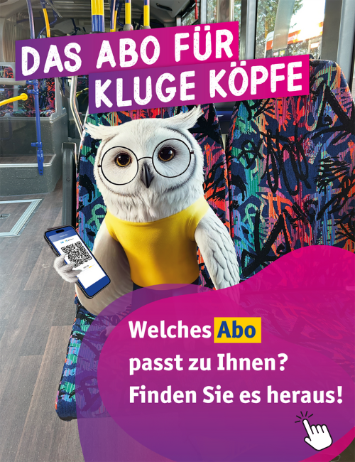 Eule mit Brille und gelbem Shirt sitzt im Stadtbus, hält Smartphone mit QR-Ticket; Text: „Das Abo für kluge Köpfe“.