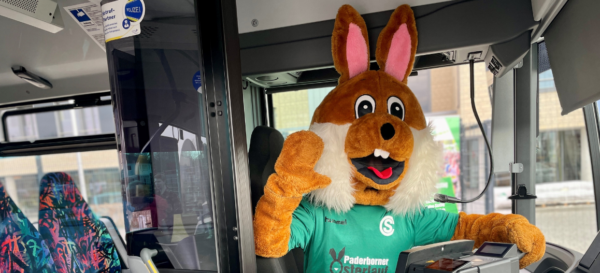 Winkendes Maskottchen des Paderborner Osterlaufs in einem PaderSprinter-Bus