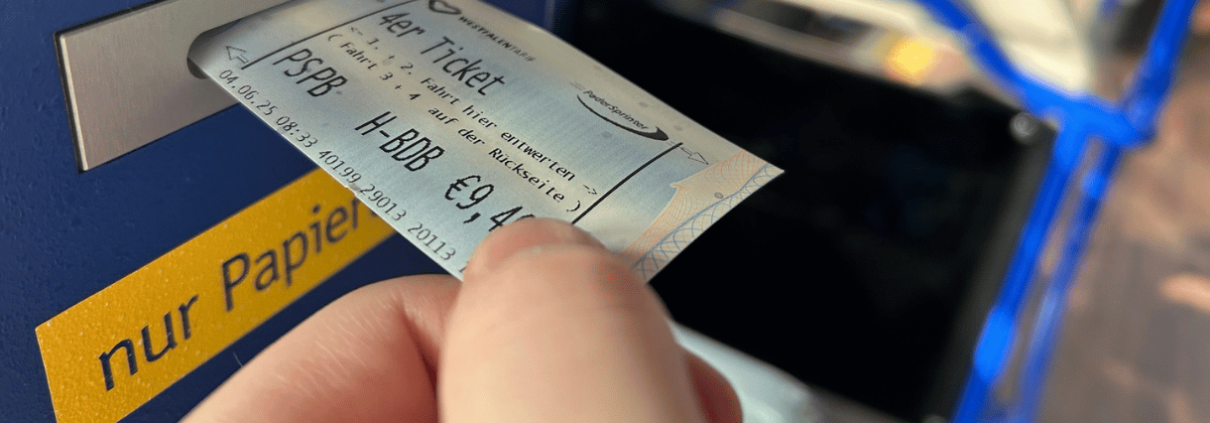 Eine Person entwertet ein 4er Ticket für Erwachsene im Entwerter im Bus.