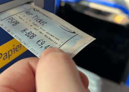 Eine Person entwertet ein 4er Ticket für Erwachsene im Entwerter im Bus.