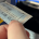 Eine Person entwertet ein 4er Ticket für Erwachsene im Entwerter im Bus.