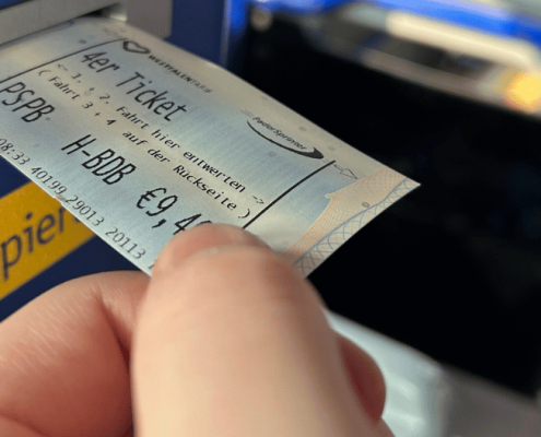 Eine Person entwertet ein 4er Ticket für Erwachsene im Entwerter im Bus.