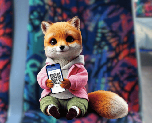 Ein Fuchs sitzt in einem öffentlichen Bus. Er trägt einen weißen Pullover, darüber eine dünne Pinke Jacke und eine grüne Hose. In der Hand hält er ein Smartphone mit einem QR Code.