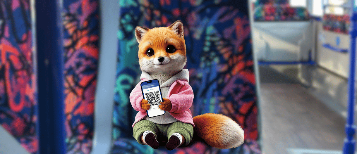 Ein Fuchs sitzt in einem öffentlichen Bus. Er trägt einen weißen Pullover, darüber eine dünne Pinke Jacke und eine grüne Hose. In der Hand hält er ein Smartphone mit einem QR Code.