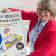 Eine Frau hält ein Plakat für die AboPause beim Deutschaldticket hoch