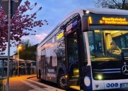Elektrobus steht an der Endhaltestelle in Sennelager und wartet auf seine Abfahrt