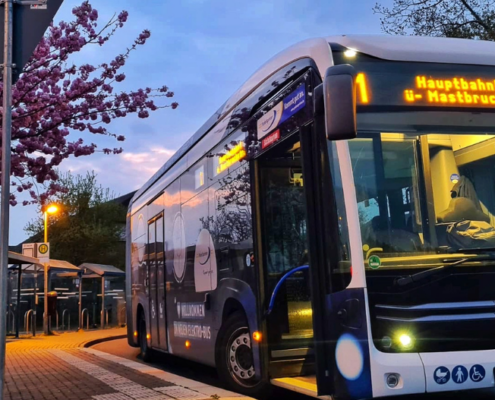 Elektrobus steht an der Endhaltestelle in Sennelager und wartet auf seine Abfahrt