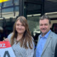 Vier Mitarbeiter des PaderSprinter stehen vor einem Bus und halten ein Plakat mit dem Motiv des Fahrplanswechsels hoch.