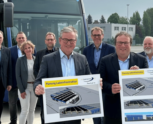 Es stehen 10 Personen vor einem Wasserstoffbus auf dem Betriebshof des PaderSprinter. NRW-Minister Oliver Krischer, Paderborns Bürgermeister Michael Dreier und PaderSprinter-Geschäftsführer Oliver Eikenberg halten Hartschaumplatten in die Kamera.