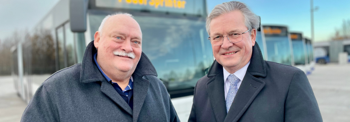 PaderSprinter-Geschäftsführer Peter Bronnenberg und Bürgermeister Michael Dreier vor sechs neuen Gelenkbussen des PaderSprinter