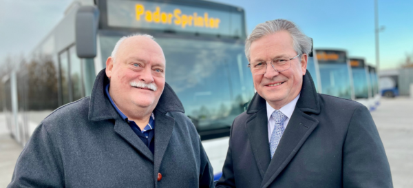 PaderSprinter-Geschäftsführer Peter Bronnenberg und Bürgermeister Michael Dreier vor sechs neuen Gelenkbussen des PaderSprinter