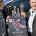 Zwei Frauen die vor einem Bus stehen und ein Plakat hoch halten. Es zeigt das Titelbild des Films PATERSON.