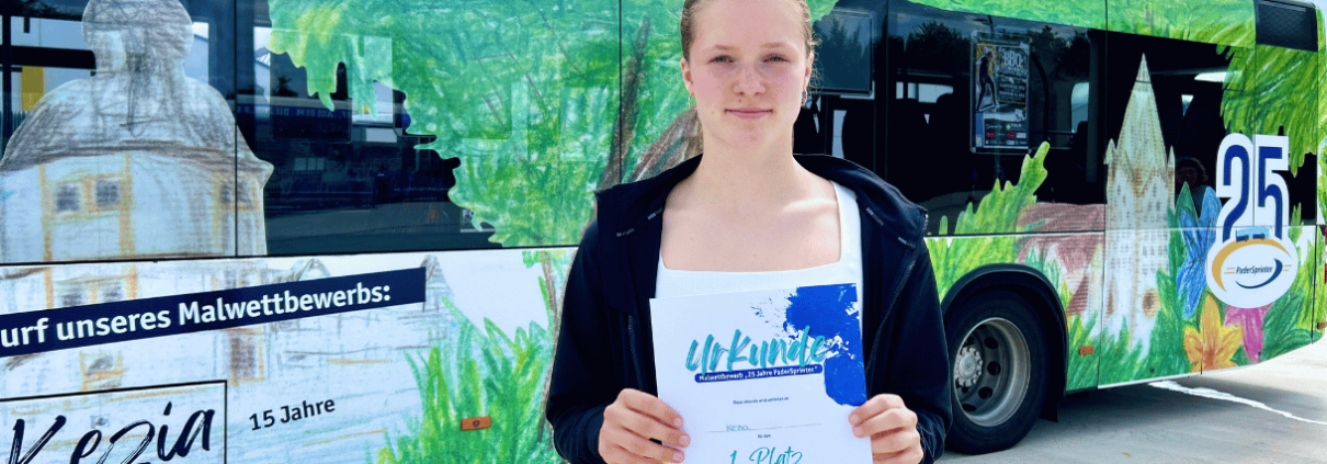 Ein junges Mädchen steht vor einem Bus mit einem bunten, selbst gemalten Design und hält stolz ihre Siegerurkunde in den Händen. Im Hintergrund ist das Kunstwerk im Dschungel-Look auf dem Bus zu sehen.