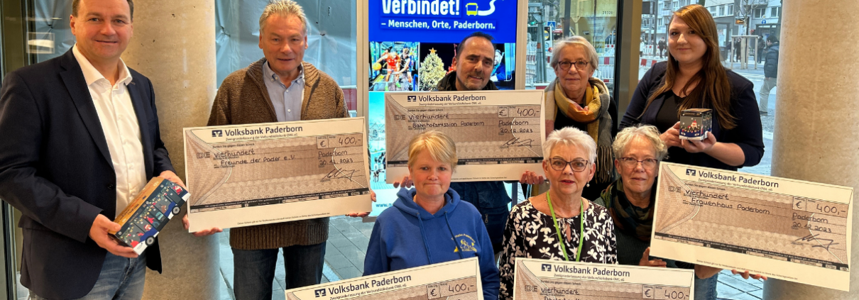 Mitarbeiter des PaderSprinters übergeben Vertretern von Paderborner Vereien Spendenchecks