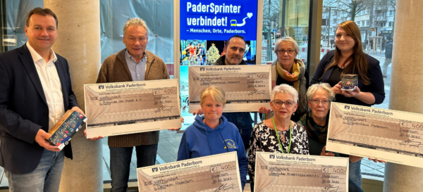 Mitarbeiter des PaderSprinters übergeben Vertretern von Paderborner Vereien Spendenchecks