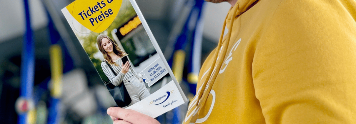 Ticketbroschüre 2025 in einem PaderSprinter-Bus