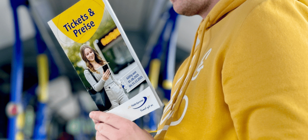 Ticketbroschüre 2025 in einem PaderSprinter-Bus