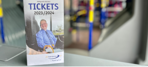 Ticketbroschüre 2023/2024 in einem Bus