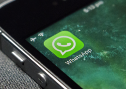 Ein Handy mit dem App-Icon von WhatsApp