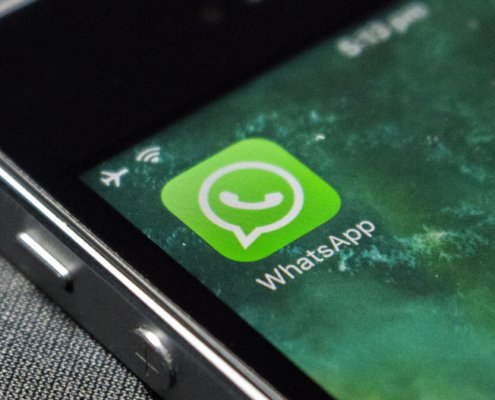 Ein Handy mit dem App-Icon von WhatsApp