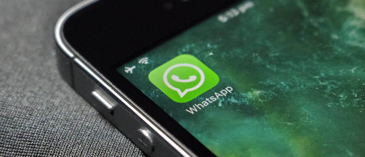 Ein Handy mit dem App-Icon von WhatsApp