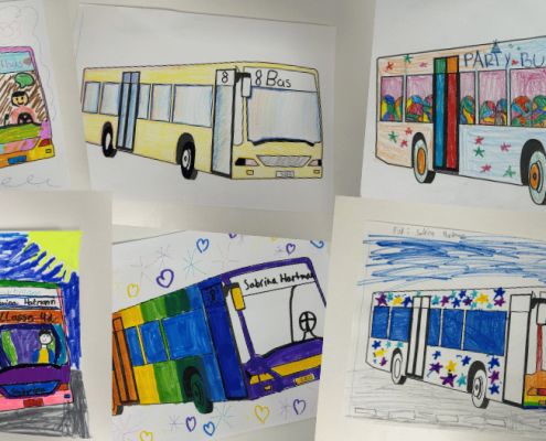 Grafik zeigt mehrere einzelne Bilder von einer Busvorlage, die Grundschulkinder ausgemalt haben.