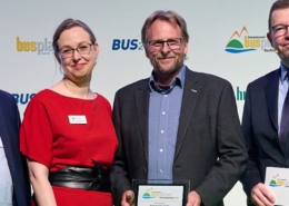 Zwei PaderSprinter-Mitarbeiter empfangen der busplaner Nachhaltigkeitspreis 2024