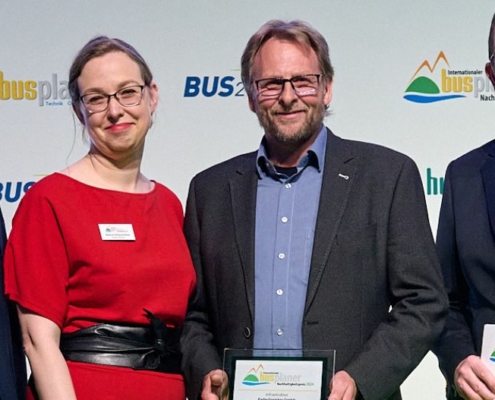Zwei PaderSprinter-Mitarbeiter empfangen der busplaner Nachhaltigkeitspreis 2024