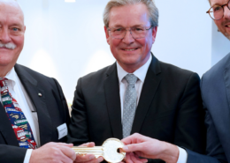 Peter Bronnenberg (Geschäftsführer PaderSprinter GmbH), Bürgermeister Michael Dreier und Architekt Carsten Scherhans