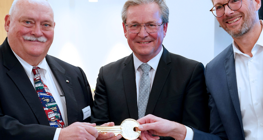 Peter Bronnenberg (Geschäftsführer PaderSprinter GmbH), Bürgermeister Michael Dreier und Architekt Carsten Scherhans