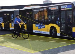 Radfahrer im Toten Winkel eines Busses