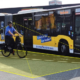 Radfahrer im Toten Winkel eines Busses