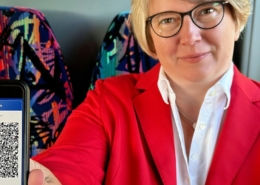 Frau zeigt ein Handy in die Kamera