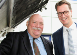 NRW-Landesverkehrsminister Hendrik Wüst informiert sich bei Peter Bronnenberg über die Möglichkeiten der Nachrüstung mit Abgasreinigungssystemen von Linienbussen