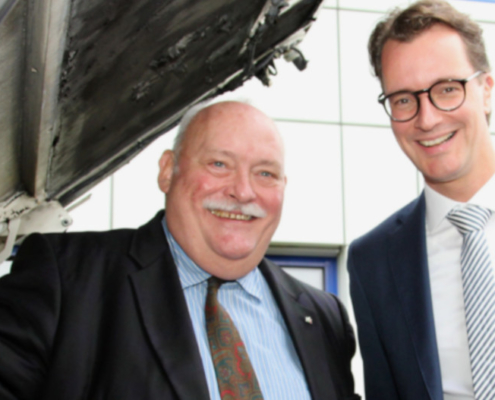 NRW-Landesverkehrsminister Hendrik Wüst informiert sich bei Peter Bronnenberg über die Möglichkeiten der Nachrüstung mit Abgasreinigungssystemen von Linienbussen