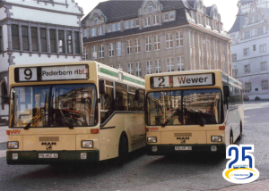 Zwei PaderSprinter-Busse der Linien 9 nach Paderborn Hbf und 2 nach Wewer vor dem historischen Rathaus in Paderborn.