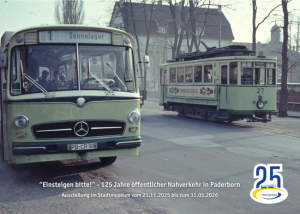 Postkarte: Historische Straßen-Szene von 1963. Links ein hellgrüner Mercedes-Bus Linie 1 »Sennelager« (Kennzeichen PB-CR 90) mit Fahrgästen hinter der Frontscheibe, rechts daneben eine hellgrüne Straßenbahn Nr. 27 mit Reklame »HANDELSGOLD« und Zieltafel (unscharf) im Stadtteil Schloß Neuhaus. Am unteren Bildrand steht in weißer Schrift: »Einsteigen bitte! – 125 Jahre öffentlicher Nahverkehr in Paderborn Ausstellung im Stadtmuseum vom 21.11.2025 bis zum 31.05.2026«. Unten rechts prangt ein Jubiläumslogo: große blaue »25« über einem stilisierten PaderSprinter-Bus.