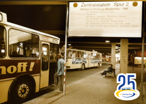 Foto von alten Bussen an der Zentralstation Spur 2 in Paderborn. Unten rechts ist das 25 PaderSprinter-Logo eingefügt.
