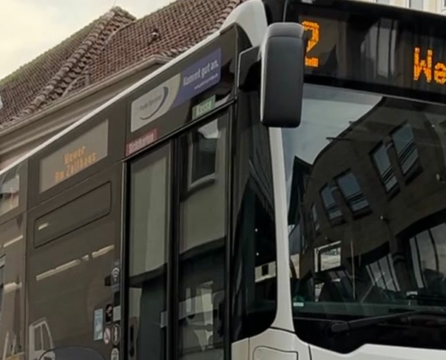 Ein Bus in einer Stadt. Die Bus-Außenanzeige zeigt die Linie 12 in Richtung Wewer an.