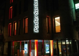 PaderSprinter KundenCenter in orange in Dunkelheit