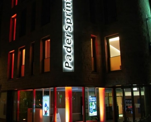 PaderSprinter KundenCenter in orange in Dunkelheit