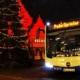 PaderSprinter-Bus neben einem Weihnachtsbaum vor dem historischen Rathaus von Paderborn bei Nacht