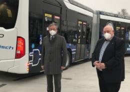 Peter Bronnenberg und Michael Dreier vor dem neuen Elektrobus