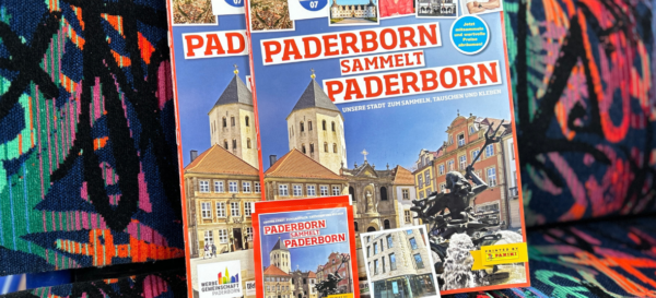 Das Panini-Sammelalbum "Paderborn sammelt Paderborn" vor einem Sitz in einem PaderSprinter-Bus