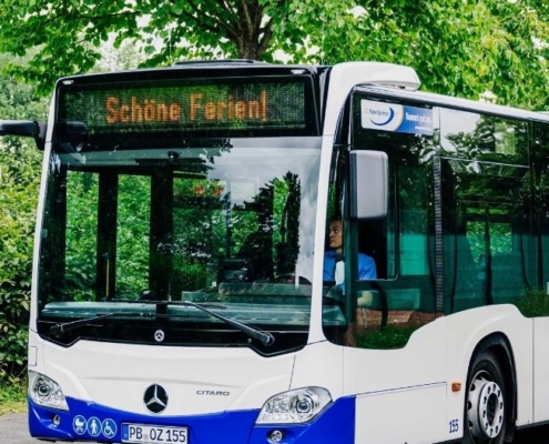 Bus mit Zieltext "Schöne Ferien"