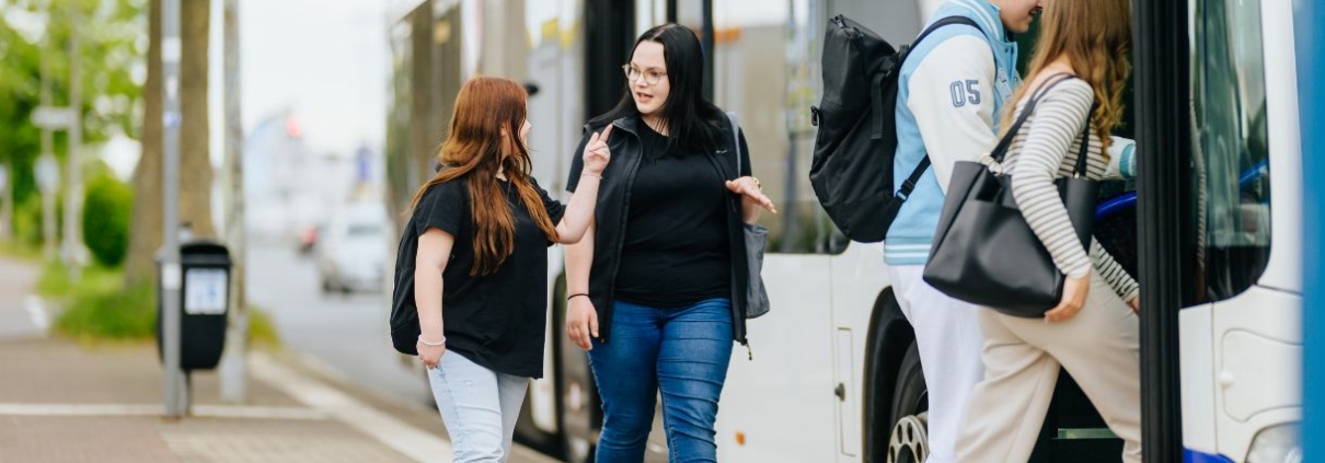 Personen steigen in einen Bus ein