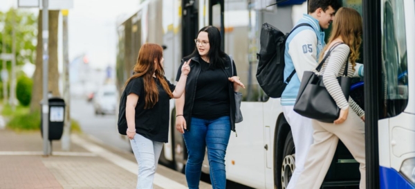 Personen steigen in einen Bus ein