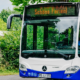 Ein Bus steht vor einer Grundschule mit dem Zieltext "Schöne Ferien!"